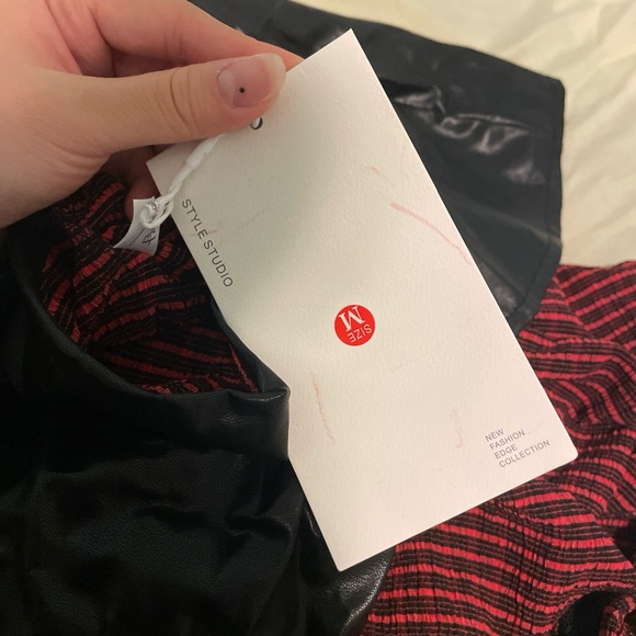 Black and red layered skirt with frills and lace - Picture 5 of 5